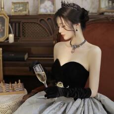 Bạch Nguyệt Quang Đưa Tôi Về Thừa Kế Gia Sản