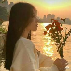 Từ Gót Giày Đến Vương Miện